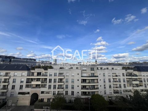 Located in Issy-les-Moulineaux, this 2/3 room apartment offers a privileged living environment close to public transport such as the metro line 12 