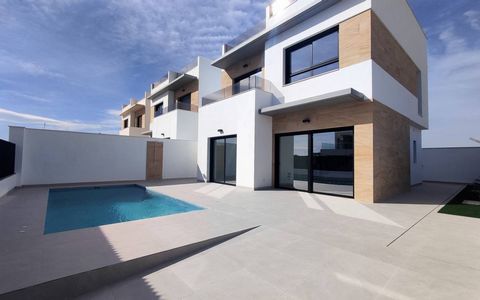 Villa for sale in Benijófar, Alicante Mulhacén house with 3 bedrooms and 3 bathrooms, built-in wardrobes, electric shutters, swimming pool with spa for two, pre-installation of ducted air conditioning, pre-installation for central vacuum, 49 m2 solar...
