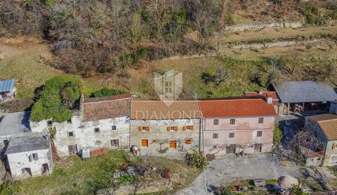 Location: Istarska županija, Oprtalj, Oprtalj. Istria, Oprtalj surroundings Traditional Istrian stone house for sale in a quiet location and open views of the beautiful Istrian landscape and greenery. The house has an area of ​​170 m2 and extends to ...