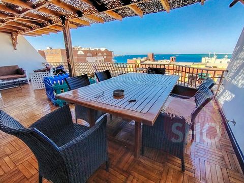 Te koop aangeboden is een zeldzame kans om een villa met 2 verdiepingen en 4 slaapkamers te verwerven in de Mastaba Development in het hart van Hurghada. De woning, die volledig gemeubileerd wordt verkocht, bestaat uit een ruime bovenste verdieping m...