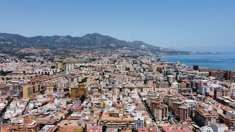 Fuengirola center, Costa del Sol- Welcome to your new penthouse in Fuengirola, this is the only 3 bedroom penthouse with partial sea views in this new building. Completed in October 2023, consisting of only 37 apartment, you will have the exclusive o...