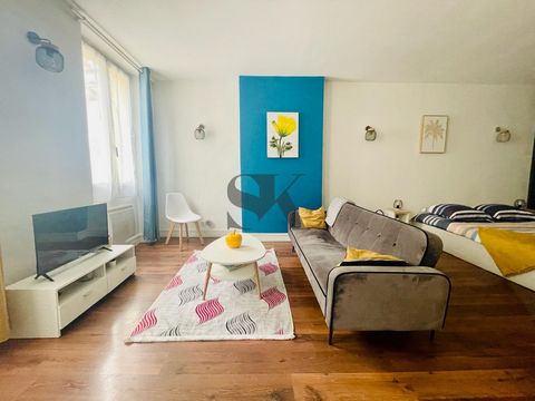 SIKSIK IMMOBILIER presents to you in exclusivity, This large studio with an area of 32 m2 totally renovated and tastefully furnished. On the 3rd floor of a small condominium of 5 lots. This turnkey, quiet and bright property is located in the dynamic...