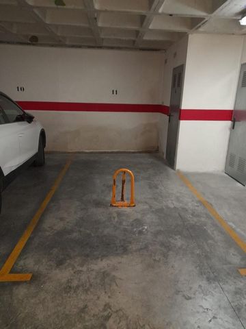GARAGE AND STORAGE ROOM IN THE CENTRAL STREET OF ALICANTEGarage and storage room for sale in a central and very current area of Alicante, near the Market.The square has a trap for private use.The garage is accessed by elevator and has a storage room ...