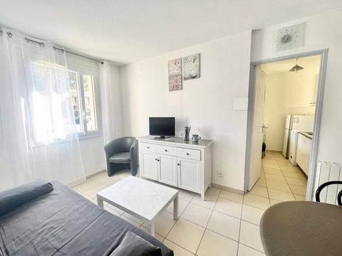 On the heights of Cassis, in a quiet area, with private parking space, type 1 apartment offering a nice potential for transformation into type 2. On the ground floor it consists of an entrance, toilet, bathroom, a living room and a separate kitchen. ...