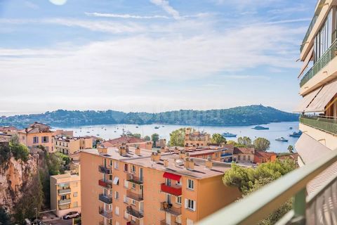 This recently renovated 4-room apartment offers a pleasant view of the sea, the bay of Villefranche sur Mer and Saint-Jean-Cap-Ferrat in the background. very much appreciable from the living room - dining room, the terrace and the master bedroom. Cro...