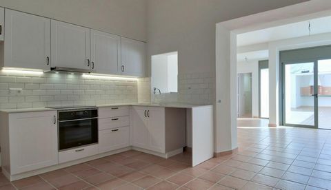 Completely renovated town house in the heart of Palafrugell. Initially built in 1930 and completely renovated in 2024, it has a total of 155 m² built and distributed over three levels. On the ground floor, the entrance hall leads us to a double bedro...