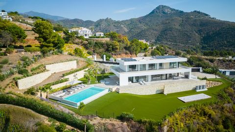 Monte Mayor offers an exclusive gated community with 24 hour security in a fantastic natural environment with beautiful surroundings and excellent sea views. It is just a 15 minute drive to the coast and popular resorts like Puerto Banus and Marbella...
