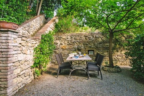 Cichy wiejski dom z XVIII wieku położony na wzgórzach między Pizą a Florencją. Ten stary wiejski dom otoczony jest 5-hektarowym parkiem z drzewami oliwnymi i lasami. Idealny na spokojne i relaksujące wakacje, zarówno dla rodzin, jak i par. Ofertę uzu...