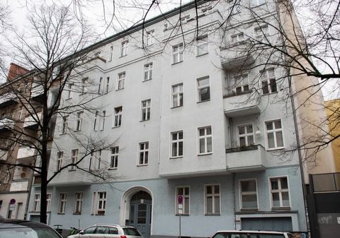 High-quality 1-room apartment with high ceilings, in a quiet location, freshly renovated, new fitted kitchen, in a well-kept old building, vacant *This exposé is available in German, English and Russian. *English : This Exposé is available in German,...