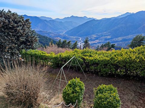 Alpes d'Azur Real Estate Agency i Belvedere är stolta över att presentera denna charmiga villa / stuga som erbjuder en hisnande utsikt över Vésubie-dalen. Denna exklusiva fastighet på 180 m2 ligger inbäddad på höjderna och är en riktig pärla som erbj...