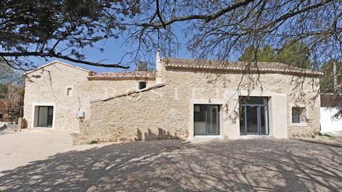 Just a few minutes from the center of L'Isle-sur-la-Sorgue, this completely renovated farmhouse with an annexe for conversion is located in the countryside without being isolated. The recent renovation has preserved the authentic character of the far...