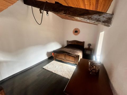 In Tende, find a new home to buy with a village house of 61m2 with a kitchen open to the living room upstairs, a beautiful bedroom of 18m2, a living room and a bathroom. On the top floor a bedroom of 13 m2 opening onto a balcony with an unobstructed ...