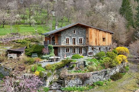 This stone and wood house develops about 217 m2 on the ground for nearly 174m2 (Boutin law) and occupies a magnificent plot of about 2,800 m2. Full of authenticity, this building was built in 1800 and then enlarged in 1980. The exteriors are enchanti...