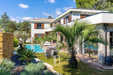 Aix-en-Provence, rare for sale, in a popular area in the heart of a secure estate of four villas, beautiful high-end contemporary house of 290 m² including on the ground floor a hall with cloakroom and guest toilets, a comfortable living space facing...