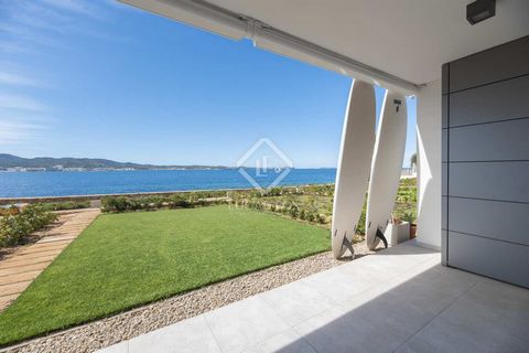 This 2-bedroom luxury apartment is located in a high-end new build development on the Sant Antonio bay, a few minutes' walk to the beautiful sandy beach of Cala Gració. Its elegant and modern design guarantees maximum comfort, with large windows maxi...