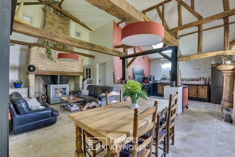 Located in a quiet and green environment, this seventeenth century farmhouse has been restored according to the rules of the art. In the heart of the countryside, the renovation work sublimates the authenticity of the place. This charming building de...
