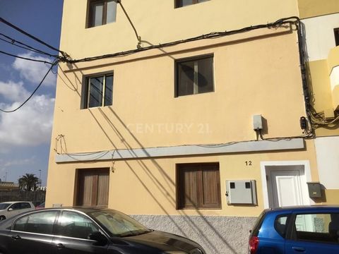 Next to the Makro, the Alcampo Shopping Center, 5 minutes from the Terraces and the Mirador, we have for you a flat for sale of 84 meters, is a first floor without elevator. It consists of 3 bedrooms, living room, kitchen and bathroom, with right to ...