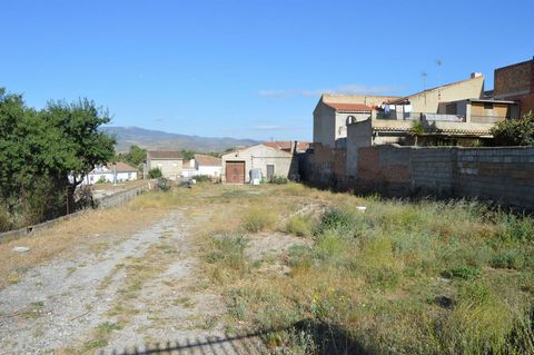 Urban land in Dúrcal, consists of 1225 m2 and currently has a nave inside with 117 m2 built, urban land with access to two streets and in which you can start construction whenever you want. Dúrcal has one of the most beautiful landscape complexes in ...