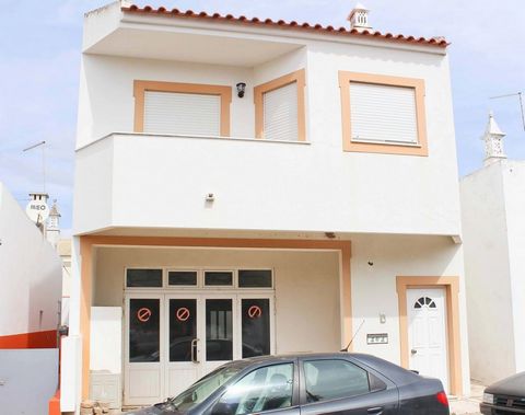 Villa with 2 bedrooms and an independent use in the ground floor and basement. This villa stands out for its location, due to its proximity to the village and beaches of Alvor. The 2 bedrooms, with fitted wardrobes, are located on the 1st floor as we...