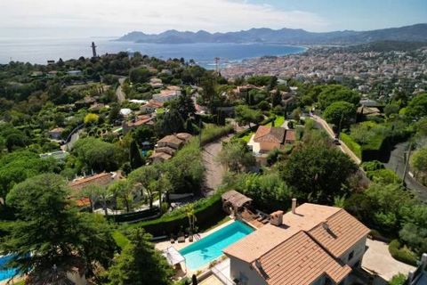 This Provencal villa, elegantly renovated, offers a harmonious blend of modernity and conviviality. Its living room, enhanced by a fireplace, its dining area, and the family kitchen open onto a terrace with breathtaking sea views. The house features ...