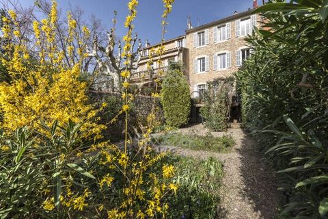 The BEC CAPRON IMMOBILIER Agency, specialist in charming and prestigious properties in Aix en Provence, presents this exceptional town house of approximately 300 m2, accompanied by a green garden, offering absolute tranquility. From the entrance, a l...
