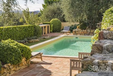 Co-exlusivity. This charming Provençal villa boasts a commanding position on the hills of the Cannes hinterland, offering serene surroundings and breathtaking panoramic views stretching all the way to the sea and the Estérel mountains. The villa comp...