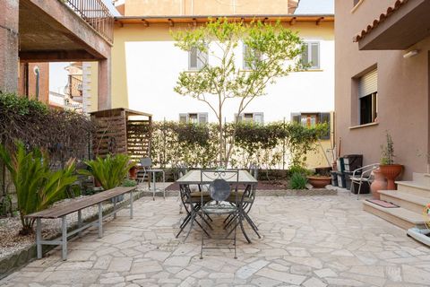 Mentana- Via Capivari 9- We offer for sale a completely renovated independent solution. The house consists of a lounge, a kitchen, three double bedrooms, two bathrooms with window, balcony, terrace, largely paved garden and a large garage. The proper...