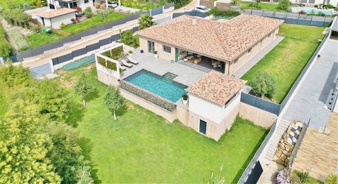 EXCLUSIVE Ideally located in a quiet area, just 15 minutes from Ajaccio and Porticcio, discover this superb single-storey villa built in 2020 and with every comfort. What sets it apart: harmonious interior/exterior communication with large openings, ...