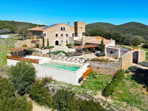 Coldwell Banker Lux Real Estate presenta Mas Oms: una magnífica propiedad enclavada en el Montnegre, en las montañas del Parque Natural de las Gavarres, cerca de Girona. Situada en la Costa Brava, en el norte de España y cerca de la frontera francesa...
