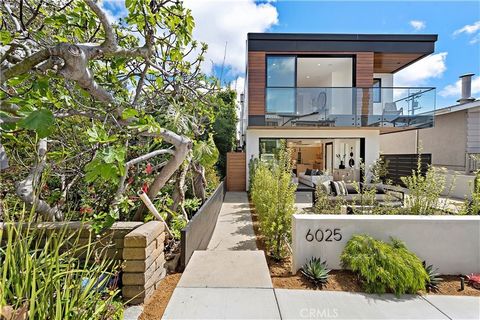 Located on an elevated lot, this exquisite 2-bedroom rear home, imagined by the distinguished Andrade Architects, offers an unparalleled blend of privacy and modern elegance. The residence is bathed in organic lighting, large windows and sliding door...