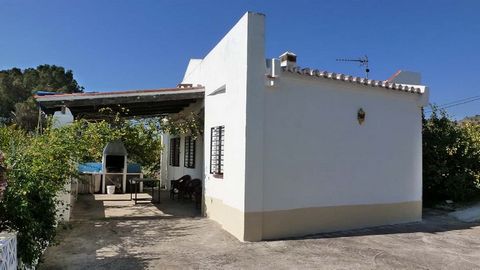 Charming finca located on Coin. In the heart of a plot of 7.000 m2, this house offers you total privacy while being 3 minutes drive from the facilities. There is no shortage of fruit trees on the ground. A true haven of peace. Very good potential. Co...