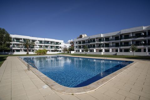 Welcome to Vilamoura Aldeia do Mar 1111, our cozy apartment is in a condominium with a private terrace and an amazing shared pool and a kid's pool you can use during the summer season. Walking distance of the beach, this property is perfect if you wa...