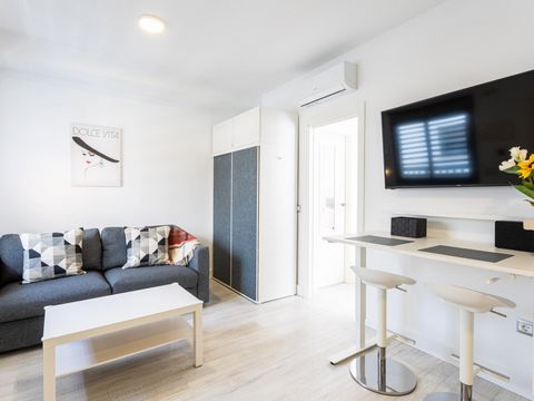 Apartment of 1 bedroom up to 3 people (double bed and sofa bed), air conditioning, shower, Smart TV, Very Quiet. Calle Larios and Plaza de la Constitución less than 300 meters away. The Cathedral of Malaga known as La Manguita, the Roman Theater and ...