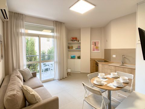 Situated on the 1st floor, this is a one bedroom apartment. It is a perfect space for anyone looking for a work station solution just a few steps away from the beach. Well equipped providing maximum comfort for a short- or long-term rental. You can e...