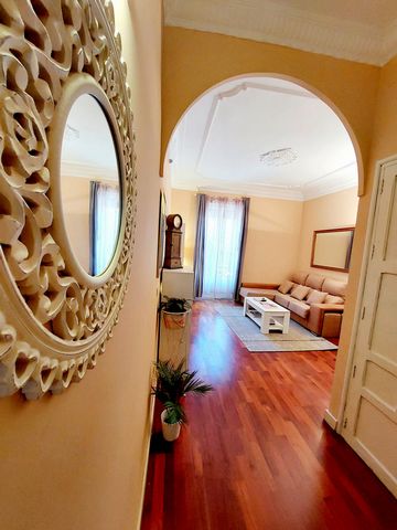 Flat in the centre of Castellón, with balcony and private courtyard. It has 1 double bedroom, with a double bed and a single bed. The flat has a living-dining room with balcony, a fully equipped kitchen, a bathroom, and an interior patio with table a...