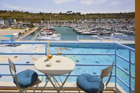 The apartment is located in the Marina de Albufeira just 15 minutes walk from the beach, and Old Town Albufeira. Quiet and peaceful, the apartment has easy access to all amenities, including the local market for bargain hunting, and many excellent re...