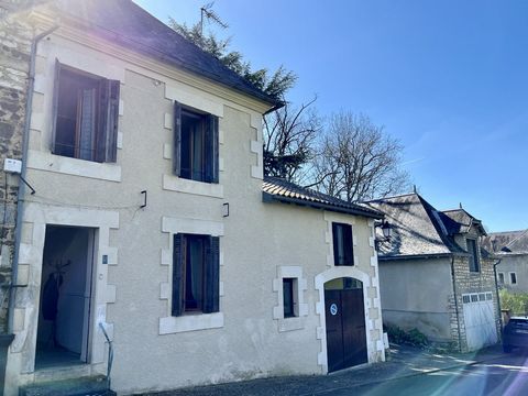 Our local agent Andy Portsmouth offers you this characterful 3-bedroom/2-bathroom home on a quiet street in the very centre of L'Isle Jourdain, a lovely scenic small town on the Vienne river, with 5 café-restaurants, bakery, supermarket, pharmacy, sc...