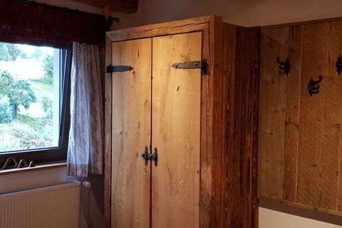 Nuestro apartamento vacacional Waidlersuite estilo chalet tiene capacidad para 4 personas. La madera maciza procesada hace que este apartamento sea cálido y acogedor. Le espera un baño moderno con ducha y WC, un dormitorio de pino, un dormitorio de r...