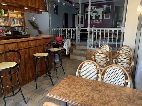 A vendre Café, Bar, Brasserie de 90m2 en centre-ville emplacement numéro 1. Situé entre le Boulevard Blossac et la Rue Bourbon cette endroit est parfait pour attirer votre future clientèle. Ce bien propose, une cuisine équipée et spacieuse, d’une sal...