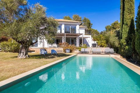 Exclusive modern villa with heated pool, holiday rental license and fantastic views near Pollensa town This superbly finished villa, for sale near Pollensa, offers everything that the best of modern living can provide, with every detail carefully con...