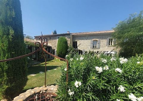 SOLE AGENT - The agency Marie MIRAMANT, specialized in character and luxury real estate offers close to Avignon and Ise-sur-la-Sorgue, in a quiet area but close to all shops, a charming 17th house that has been the subject of a respectful renovation ...