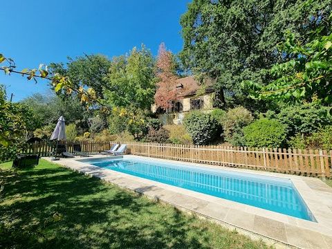 2 km from the town center on a dominant plot of 3828 m², house of approximately 195 m² of living space, 4 bedrooms and an independent studio, basement, detached garage for motorhome, recent swimming pool. On the ground floor: Entrance hall of 5 m², d...