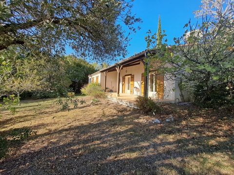 Pleasant villa of the 80s offering 180m2 hab. for 8 bedrooms on 2000m2 consisting of one level: An entrance hall of 7.5 m2 which overlooks a bright living / dining room in L of 42m2 with open fireplace and crossing onto terraces, a separate fully equ...