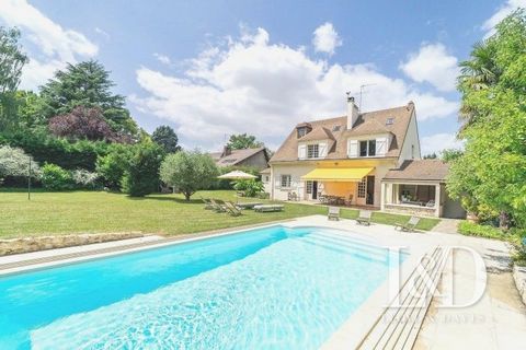 ONLY AT LLOYD, in Saulx les Chartreux, a village of market gardeners, with its plains and national forest, while being 25 minutes from Paris, 10 minutes from Massy RER and TGV station, schools within walking distance, shops and major roads (A6, A10, ...