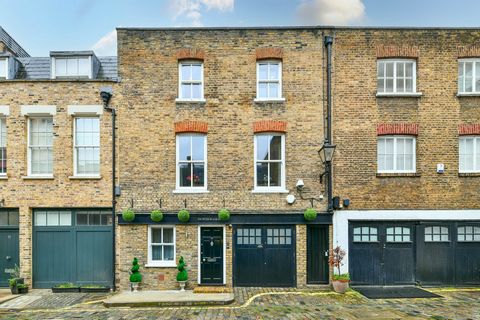 Situada em Sherlock Mews, em Marylebone, esta bela casa se desdobra em três andares e um terraço na cobertura. Definida por uma paleta de cores neutras e design inteligente, a casa de dois quartos é perfeita para a vida moderna. Sherlock Mews é uma r...