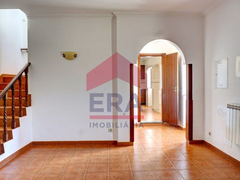 Furnished semi-detached house located in the quiet village of Usseira, in a residential area, close to shops and services and about 5km from the Medieval Village of Óbidos. The villa is divided into 2 floors, consisting of two bedrooms, three bathroo...