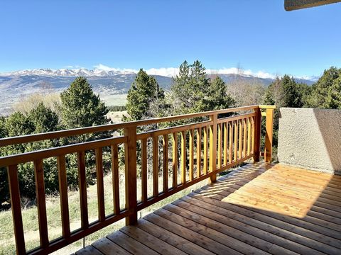 Welcome to Eyne, in the heart of the ski resort where mountain charm meets modern comforts. This maisonette for sale offers exceptional potential for those looking for a haven of peace at the foot of the slopes. As soon as you enter, you are greeted ...