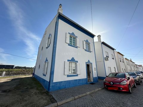 Come and discover this T4 type house, in the village of Gáfete, in Alentejo. Very spacious, this house has 153m2 of construction area. On the lower floor, we have a spacious kitchen, a outdoor space with an oven/barbecue, pantry, bedroom with complet...