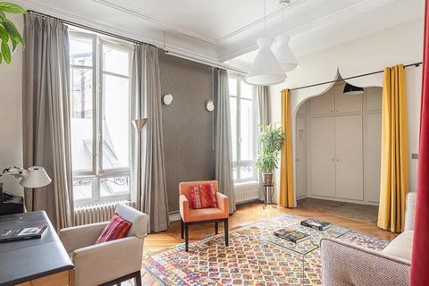 Apartment full of light, Paris 6th, Boulevard Saint Germain/OdeonIn a very attractive Haussmann-style building with elegant communal areas, in the second row, on the 3rd floor by lift, family flat with 5/6 main rooms, with a surface area of 137.21 m2...