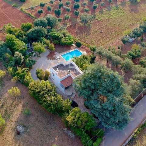 PUGLIA - OSTUNI VILLA WITH GARDEN Coldwell Banker offers for sale, exclusively, a charming renovated 100m2 villa immersed in the evocative countryside of Ostuni in Contrada Lamatroccola - Cervarolo. This exclusive property offers an oasis of peace an...